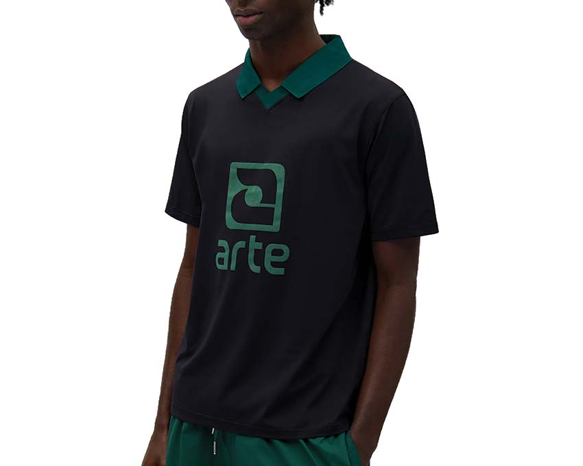 Arte Logo Collar T-shirt Black Green detalle — logo cuello bordado