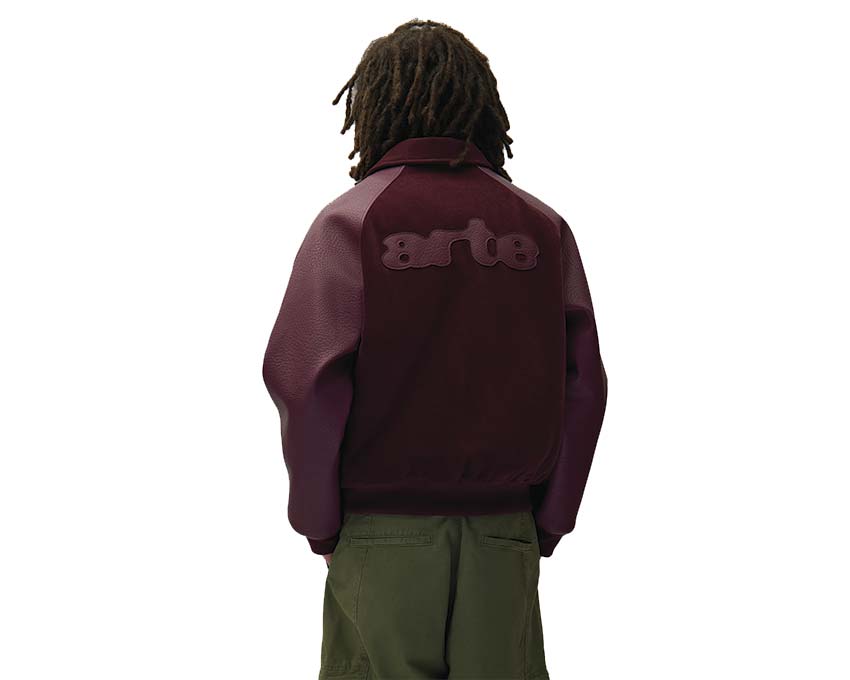 Arte Varsity Jacket Detail — Rücken und Logo Varsity-Jacke Unisex