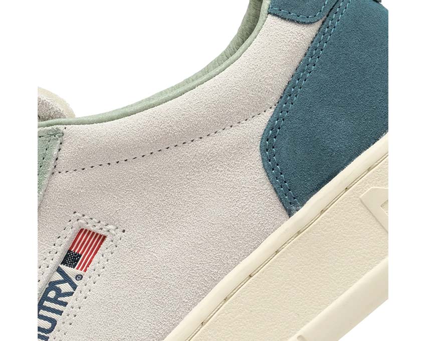Autry Medalist Low Tricolore Suede Griffon Black detalle — paneles de colores
