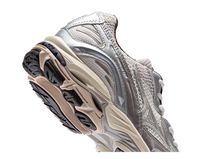 Mizuno Wave Rider 10 Metallic Pack 2 Khaki/Summer Sand détail — finition métallique
