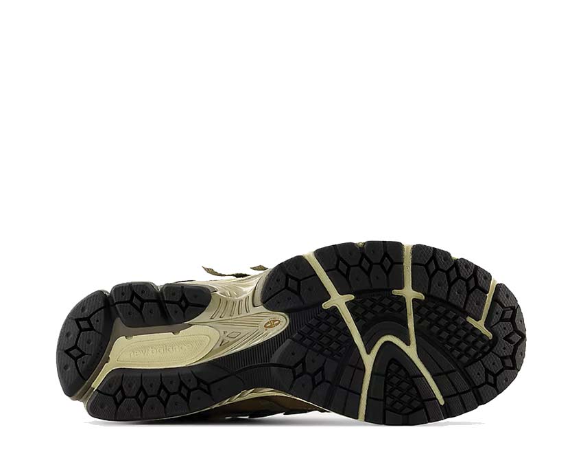 New Balance 1906 Protection Pack Great Plains — Dreiviertelansicht Erdton-Farbgebung