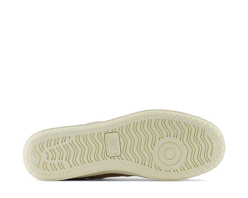 New Balance T500 Landslide/Linen/New Spruce détail — logo N brodé et languette rembourrée