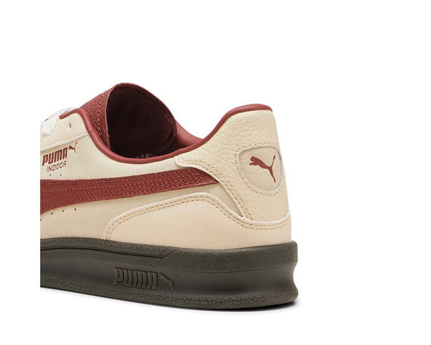 Puma Indoor Players Lane Creamy Vanilla Intense Red détail — logo Puma vintage
