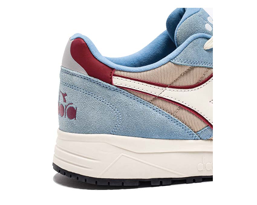 Diadora N902 Oyster Gray Dusk Blue détail — languette logo