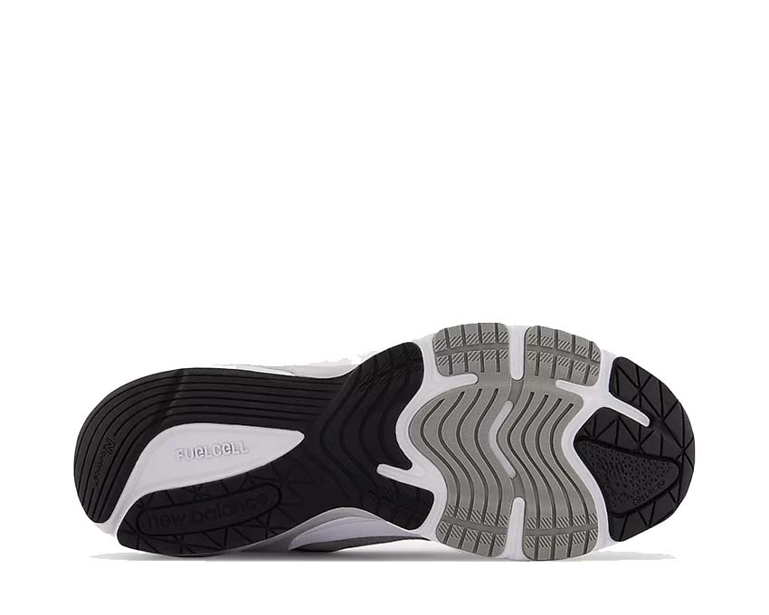 New Balance 990v6 Gris detalle — logo NB bordado y acabados premium