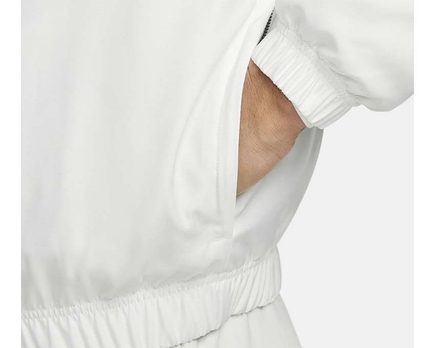 Nike Soloswoosh Satin Bomber Jacket detalle — logo Solo Swoosh satén