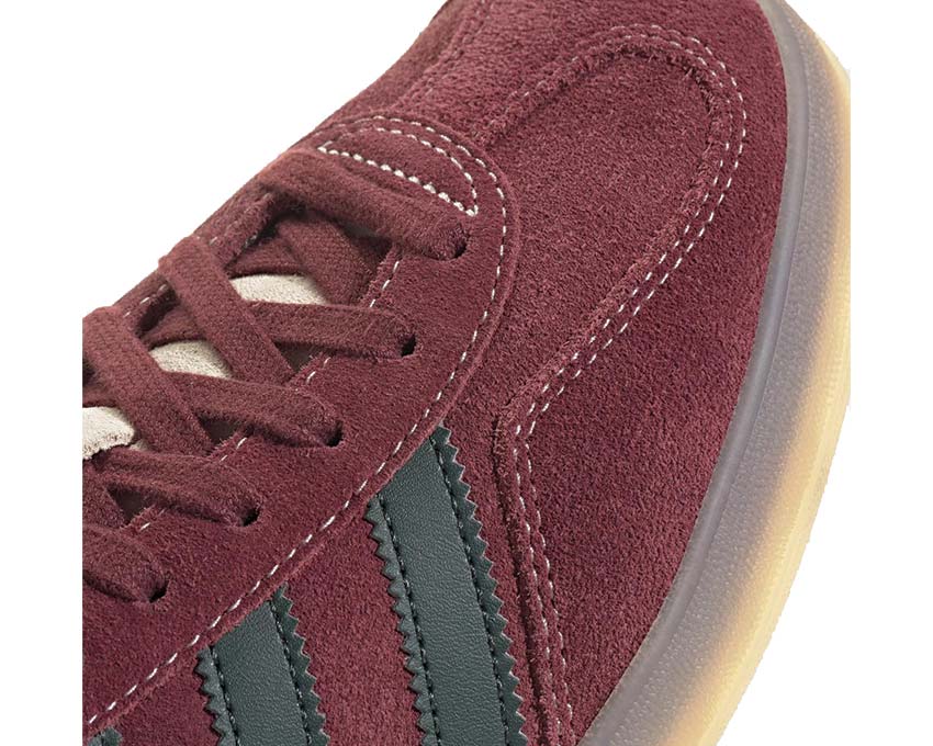 Adidas Gazelle Indoor Red Shadow vue latérale — trois bandes vertes contrastantes