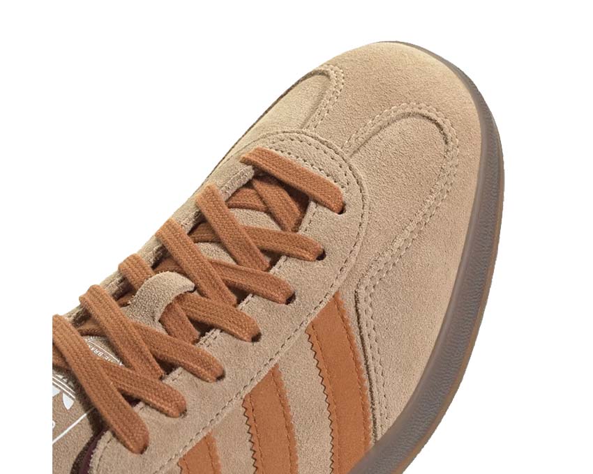 Adidas Gazelle Indoor Sandstone vue latérale — silhouette vintage tres basse