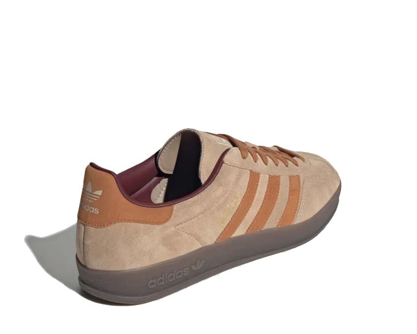 Adidas Gazelle Indoor Sandstone détail — tige daim et trois bandes contrastantes
