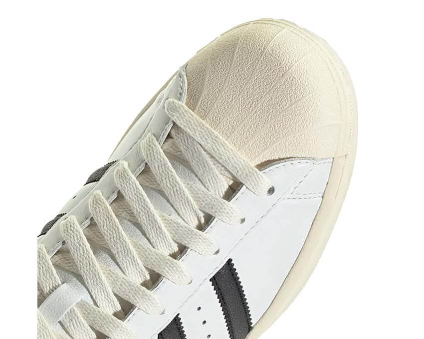 Adidas Superstar Vintage Cloud White Seitenansicht — schwarze Vintage Three Stripes