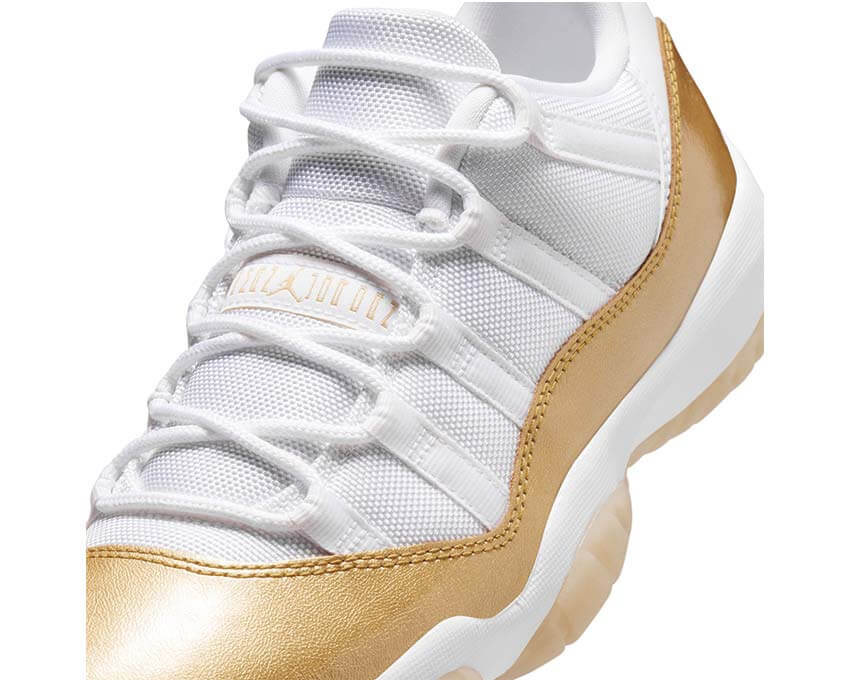 Air Jordan 11 Retro Low Mothers Day vista laterale — vernice floreale donna