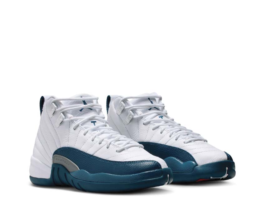 Air Jordan 12 Retro GS blanc bleu — vue latérale sneakers grade school Jordan 12 hype