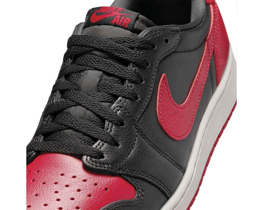 Air Jordan 1 Retro Low OG Banned vue latérale — tige cuir noir rouge Banned