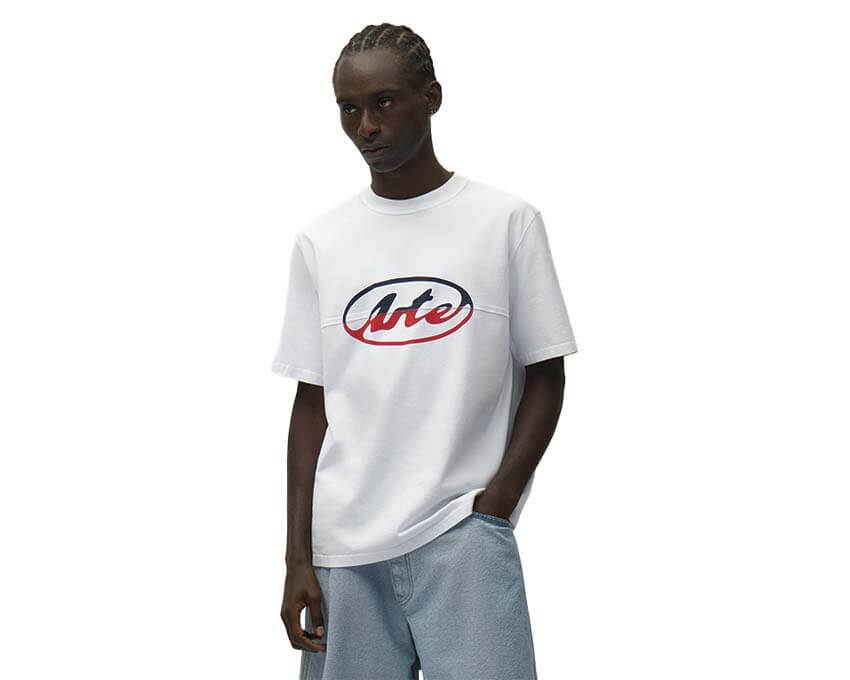 Arte Circle Logo Cut T-shirt Bianco vista laterale — t-shirt uomo taglio regular