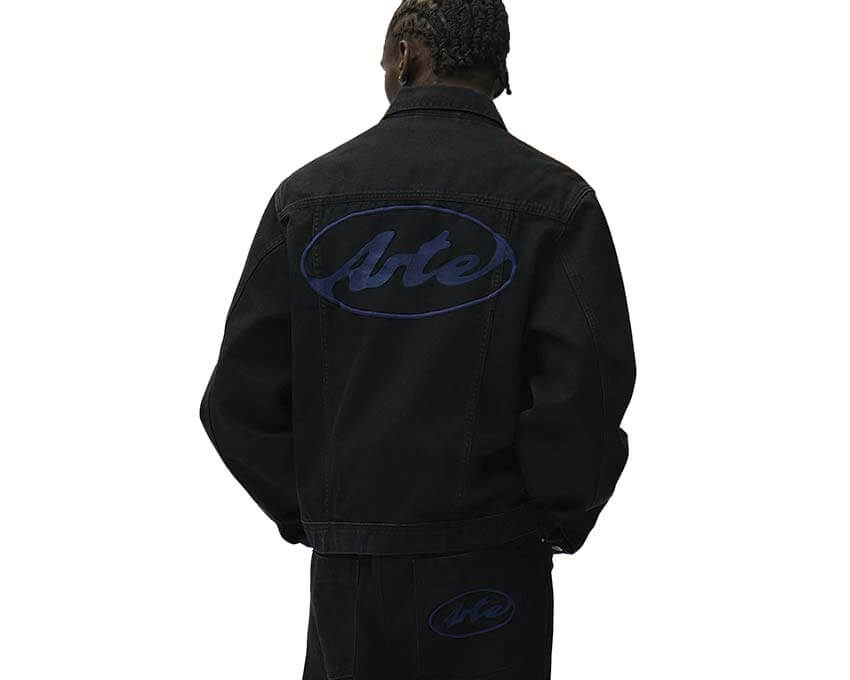 Arte Circle Logo Jeans Jacket détail — logo cercle Arte brodé denim