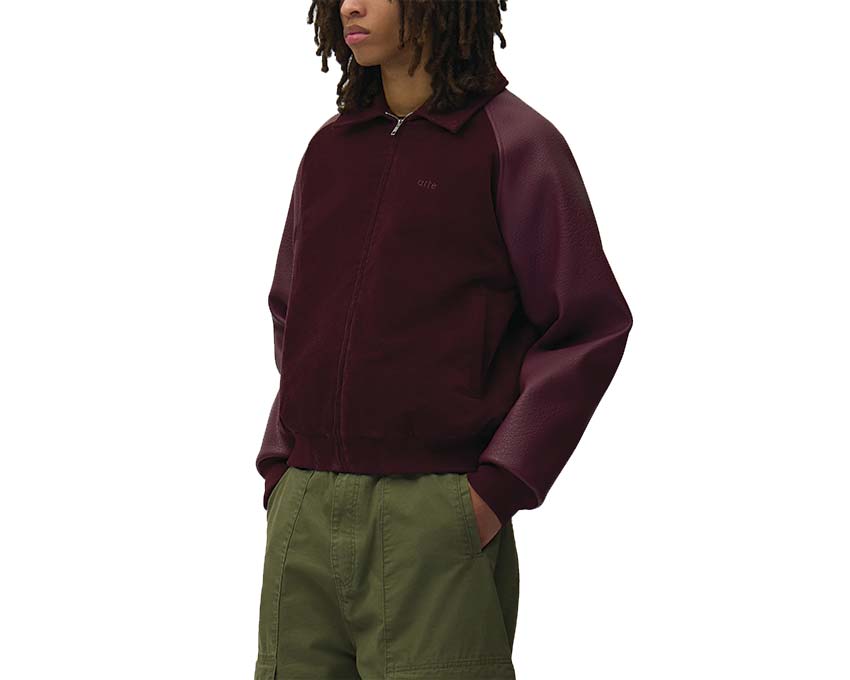 Arte Varsity Jacket Detail — Stickereien und Patches Varsity-Jacke