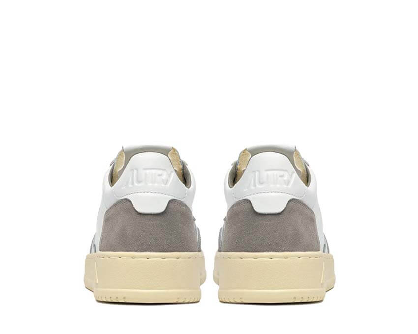 Autry Medalist Low Taupe détail — détail daim logo Autry Medalist