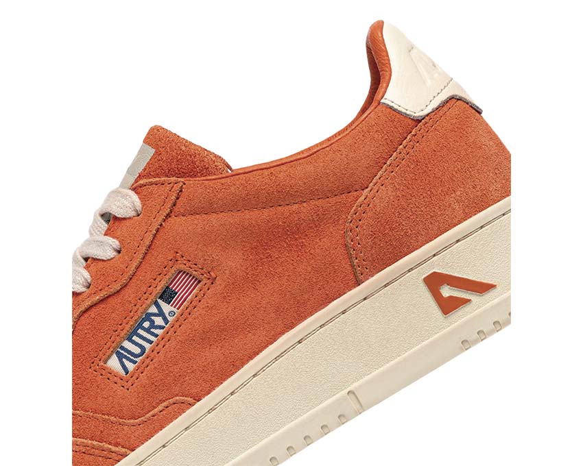 Autry Medalist Low Fanta vue latérale — cuir orange et daim blanc cassé