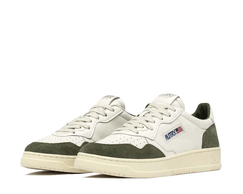 Autry Medalist Low Goat Suede White Military vista lateral — cuero y ante