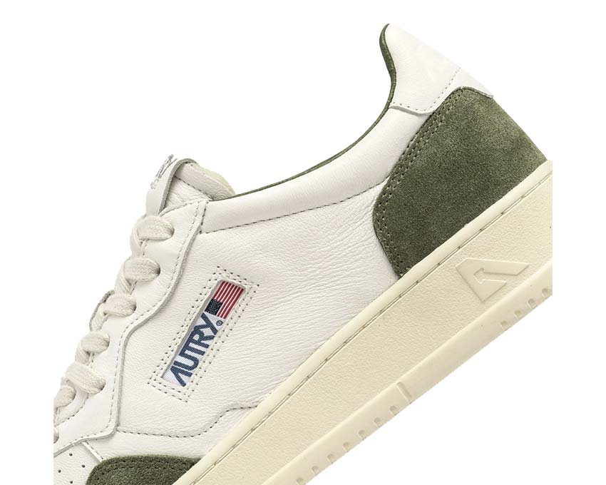 Autry Medalist Low Goat Suede White Military detalle — paneles de colores