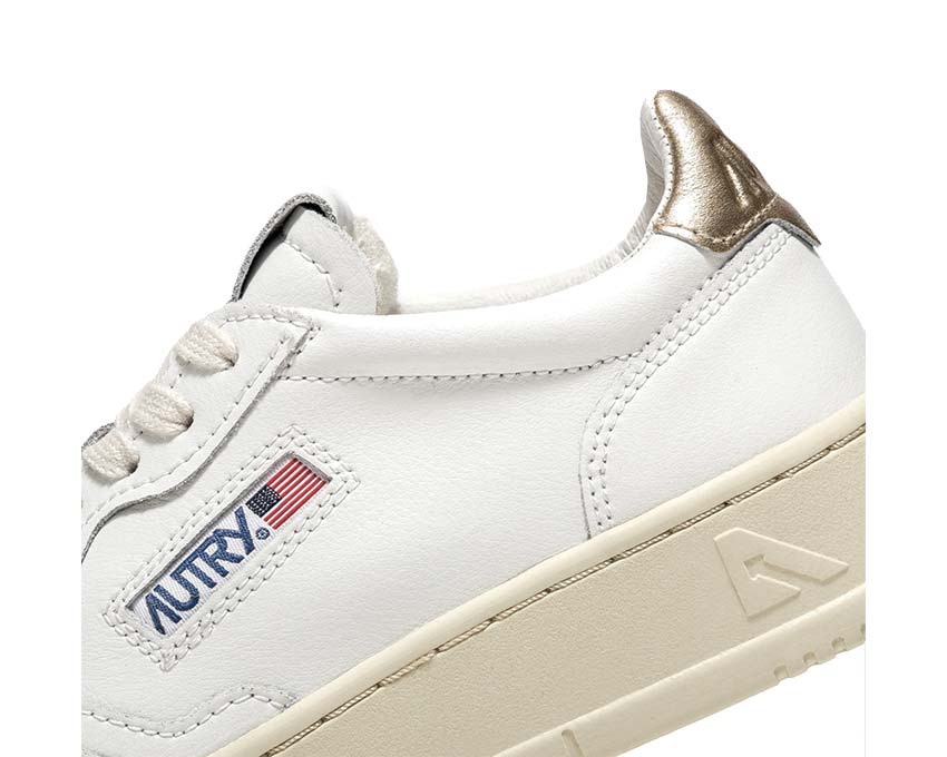 Autry Medalist Low White Gold vue latérale — cuir lisse blanc et or Medalist