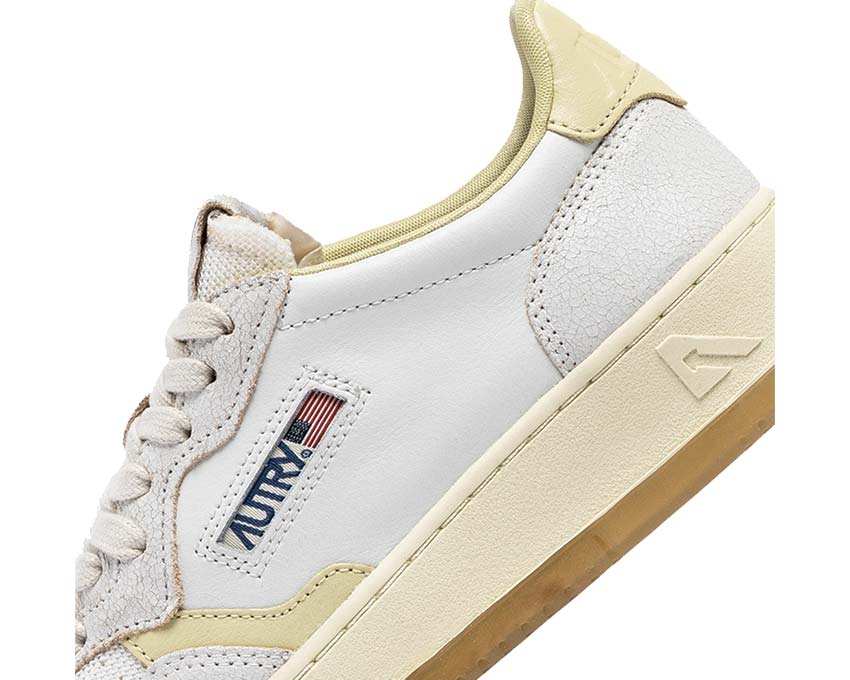 Autry Medalist Low W Virgin Crack White Hay vista lateral — cuero y ante
