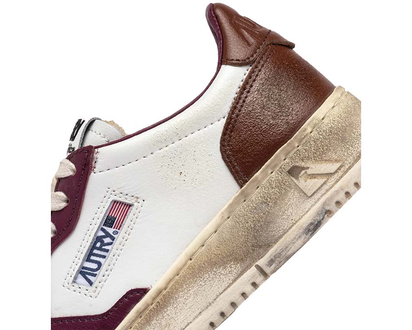 Autry Super Vintage Low Raspberry détail — logo brodé Autry cuir framboise