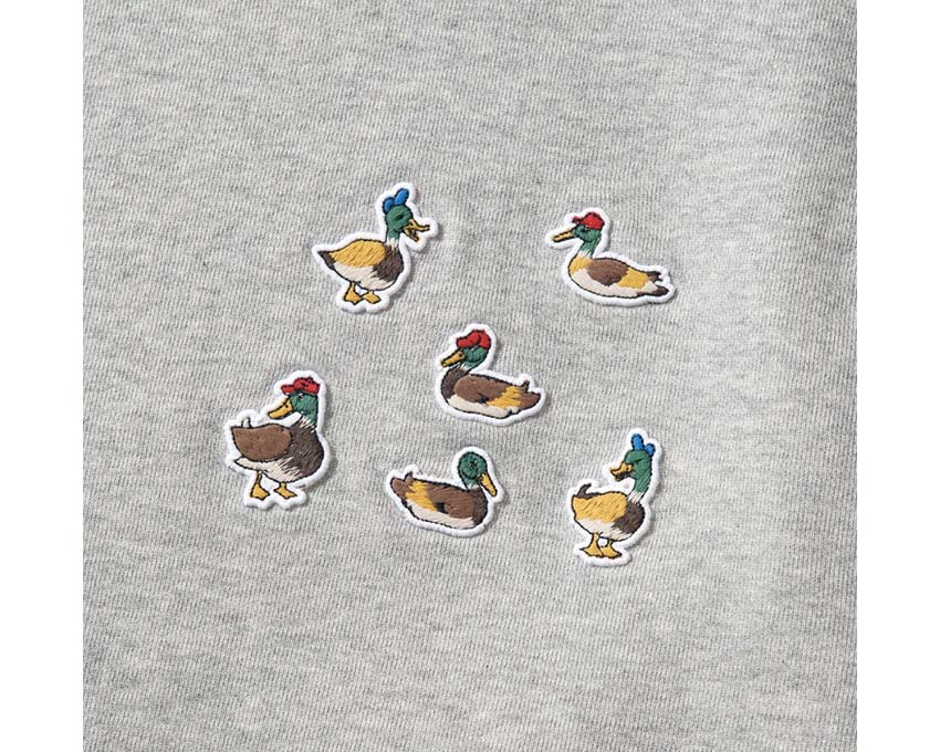Edmmond Studios 10 Years Sweatshirt Grey Melange détail — logo brodé 10 ans