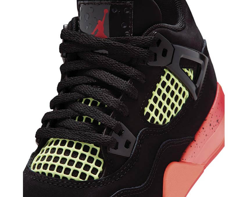 Jordan 4 Retro PS Infrared 23 vue latérale — nubuck noir Infrared enfant Jordan 4