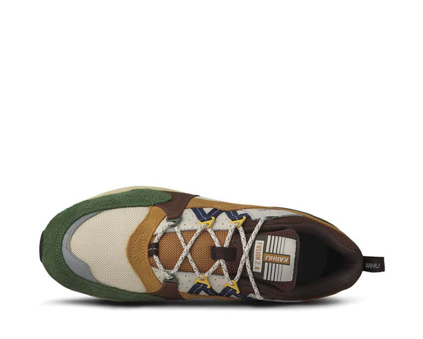Karhu Fusion 2.0 Douglas Fir détail — logo Karhu