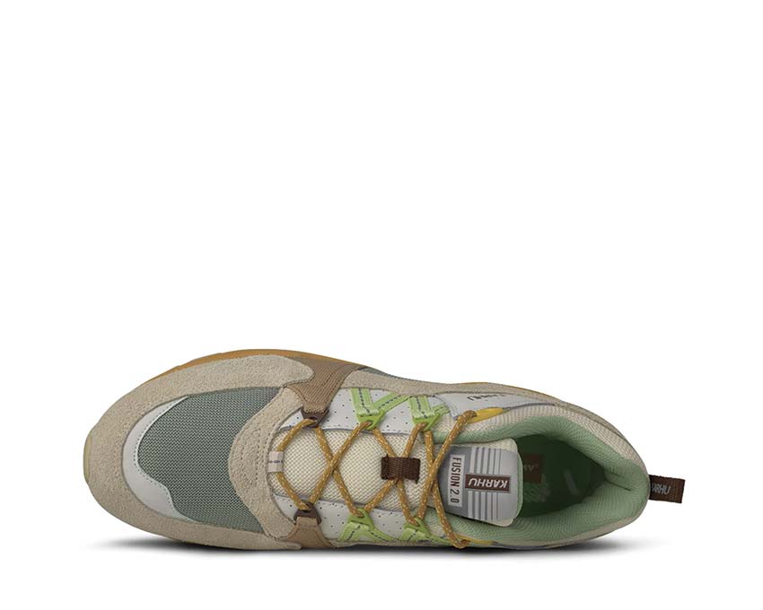 Karhu Fusion 2.0 x MÖLKKY Turtledove Shadow Lime detalle — bordado MÖLKKY juego finlandés