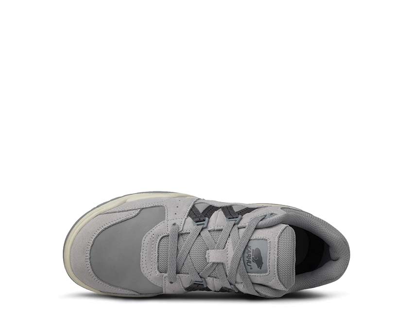 Karhu Fusion XT Lunar Rock Magnet Detail — Karhu Bär-Logo zweifarbig