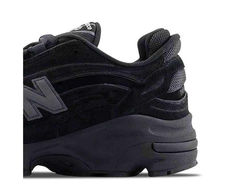 New Balance 1000 Black vue latérale — silhouette robuste trail-inspired