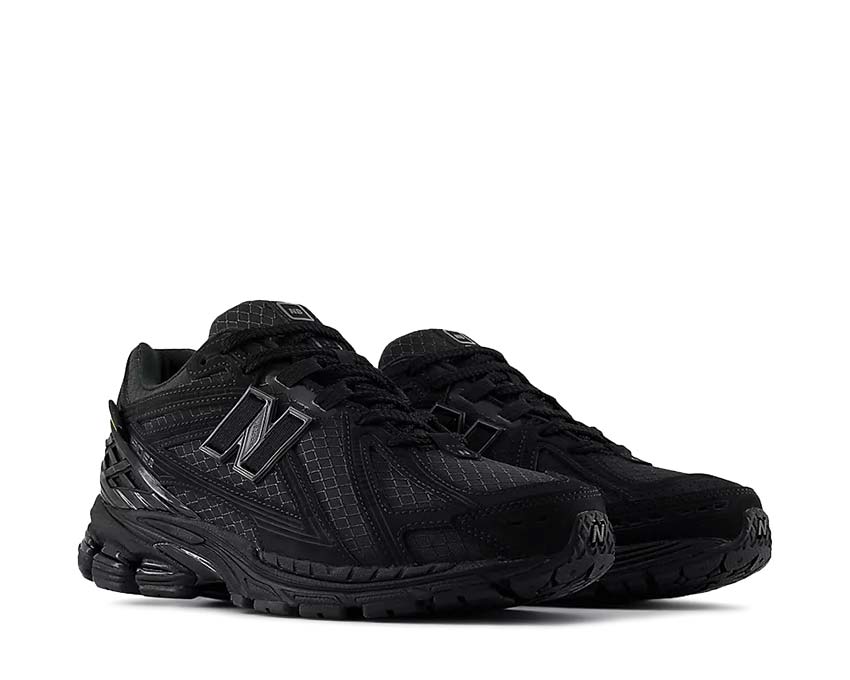 New Balance 1906 Black Magnet vue latérale — silhouette futuriste monochrome