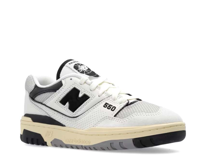 New Balance 550 Sea Salt Black vue latérale — tige cuir lisse