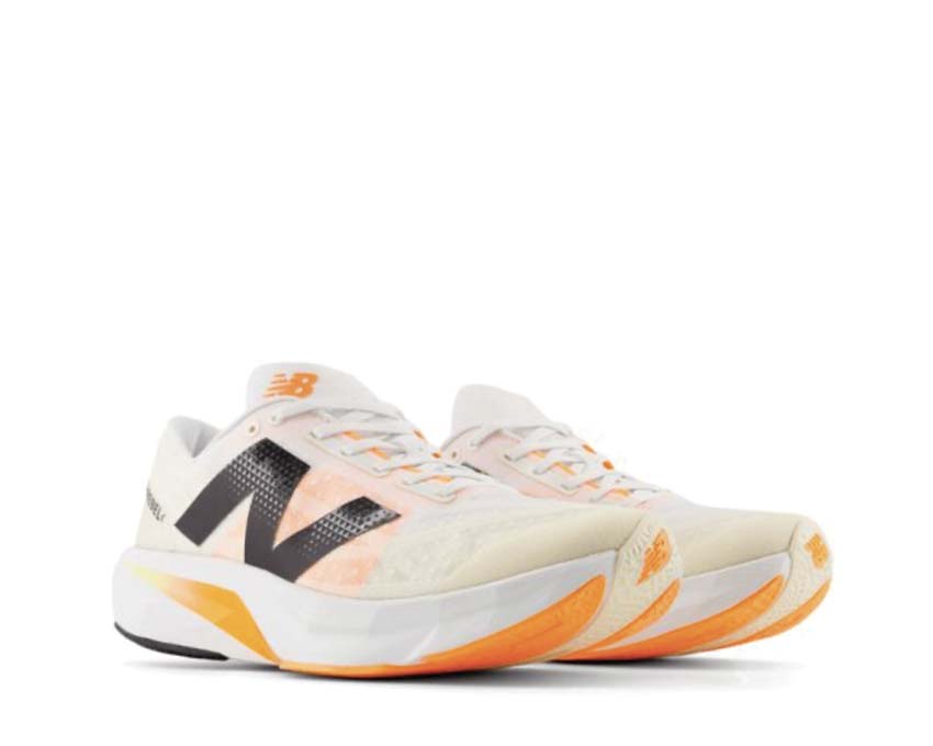 New Balance FuelCell Rebel V4 Angora vista lateral — parte superior mesh ligera transpirable