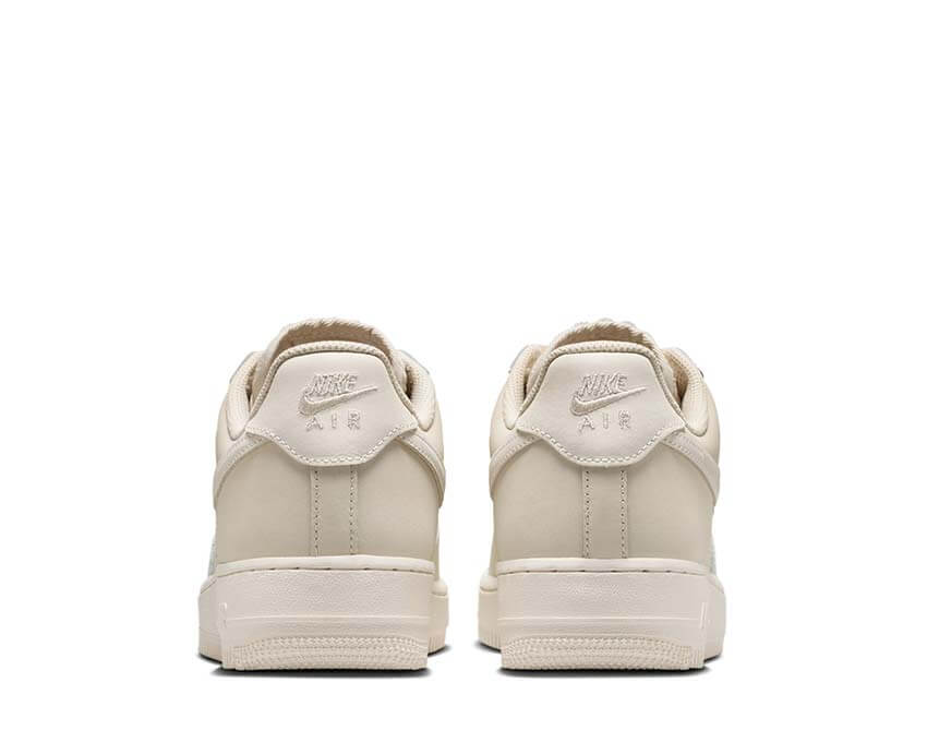 Nike Air Force 1 Retro Premium W Oatmeal détail — Swoosh cuir naturel perforé