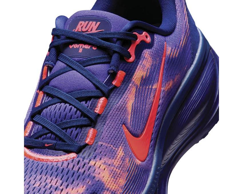 Nike Vomero 18 Indigo Burst vista laterale — tomaia mesh blu indigo