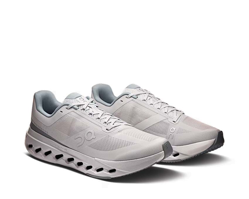 On Cloudsurfer Next Glacier Seitenansicht — flexibles Obermaterial Herren-Laufschuh