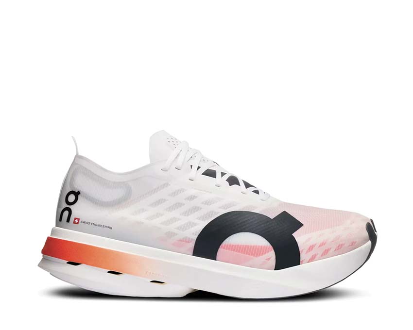 On Cloudboom Strike W Blanc Noir — racing compétition femme Helion Bounceboard