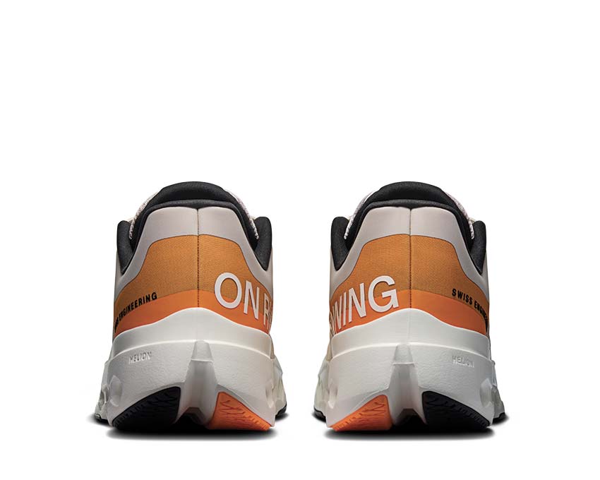 On Cloudsurfer Next Tangerine vista lateral — parte superior flexible zapatilla running
