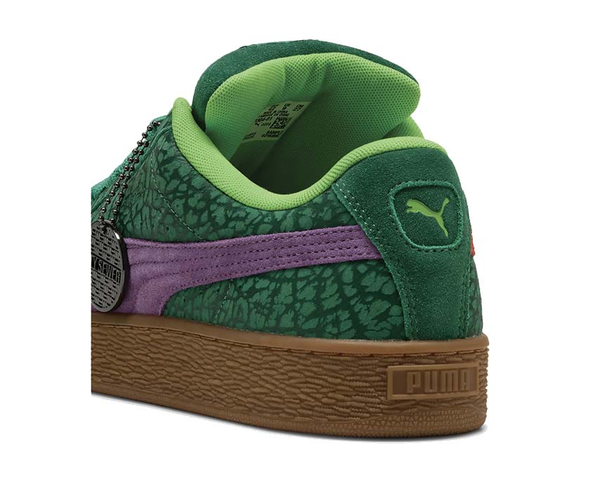 Puma Suede XL TMNT Vine Gum detalle — logo TMNT
