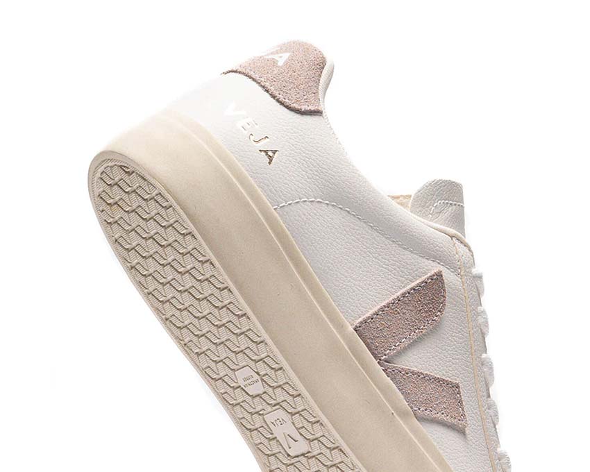Veja Campo Chromefree Extra White Babe detalle — logo V metal
