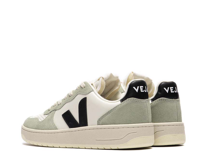 Veja V-10 Leather Pure Black Clay dettaglio — logo V tricolore