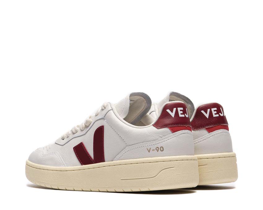 Veja V-90 O.T. Leather White Marsala détail — logo V cuir