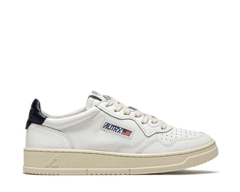 Autry Medalist Low White Space Blue — sneakers homme cuir blanc bleu marine rétro sport