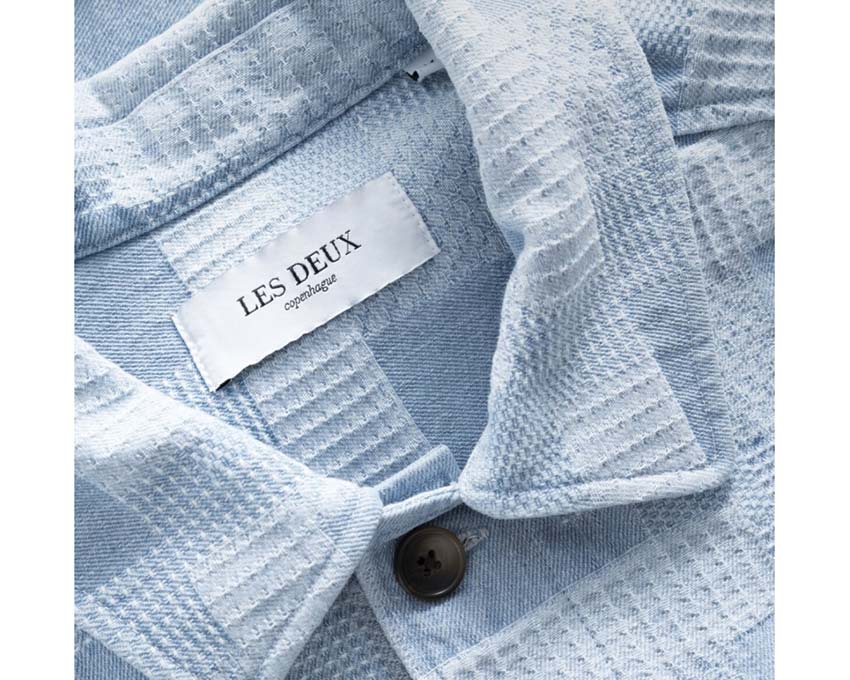Les Deux Layton Denim Jacquard Overshirt vista lateral — denim jacquard texturizado