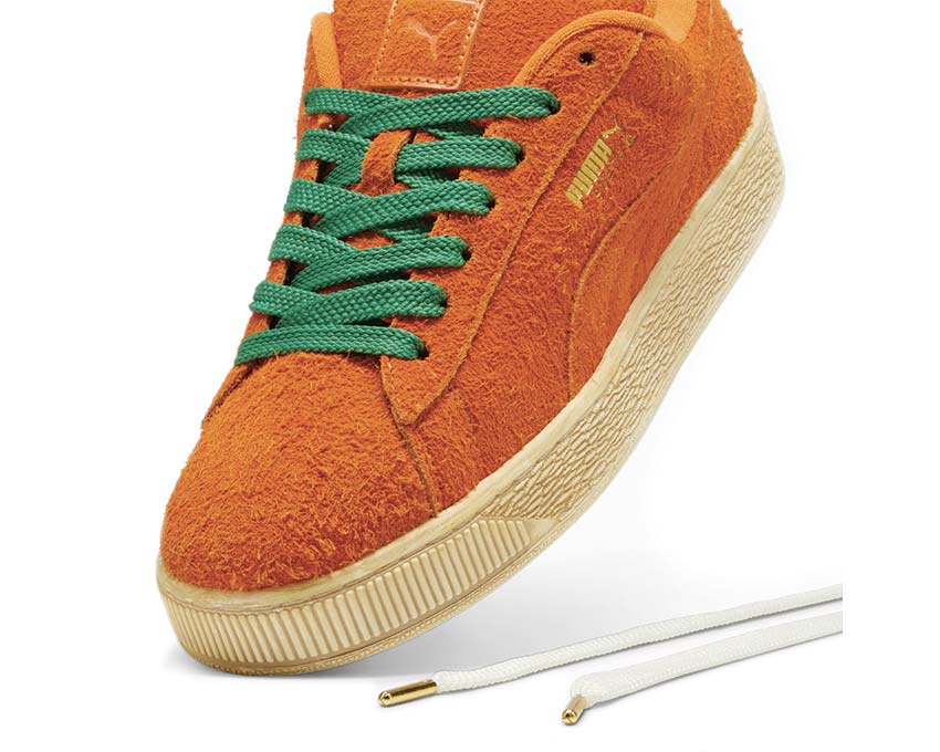 Puma Suede XL Carrots 2 Black Orange dettaglio — ricamo Carrots sul fianco