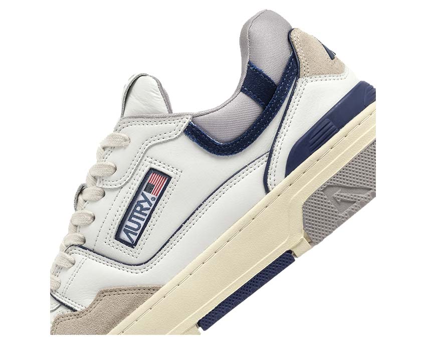 Autry CLC Low Multi Mat Blue detalle — lengüeta con logo Autry bordado