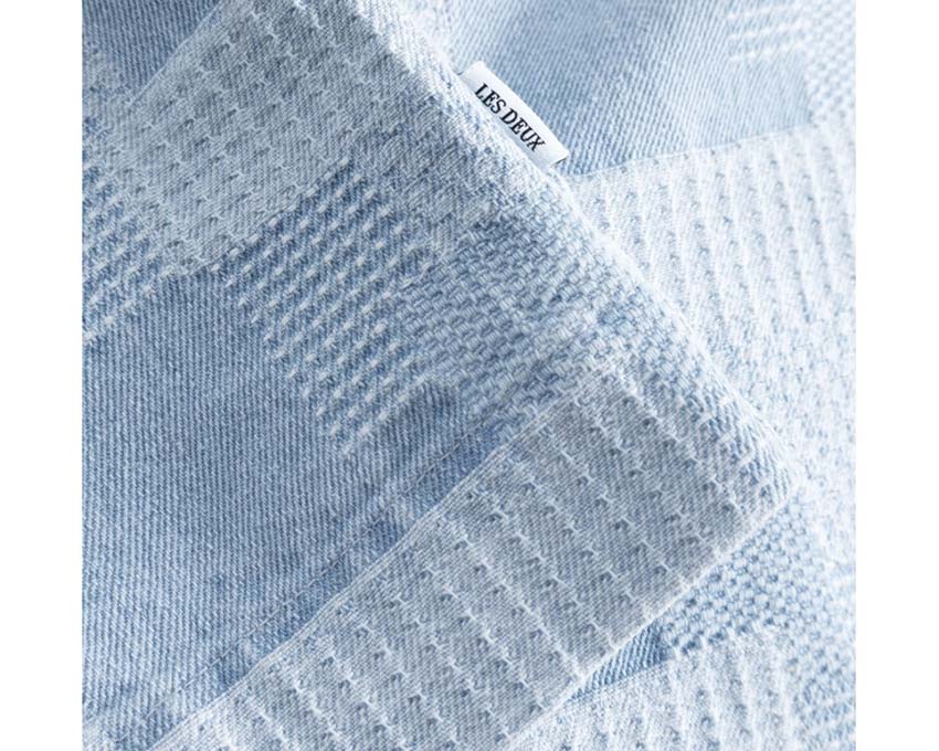 Les Deux Layton Denim Jacquard Overshirt detalle — motivo jacquard bolsillos